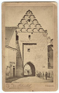 Pražská brána na místě budovy Antikvariátu (zbořena 1884)