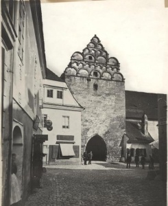 Pražská brána na místě budovy Antikvariátu (zbořena 1884)
