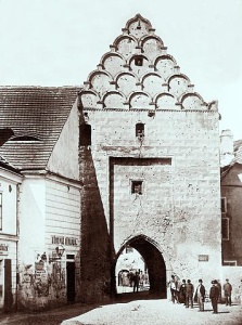 Pražská brána na místě budovy Antikvariátu (zbořena 1884)