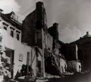 Původní budova je zbořena, zůstavá pouze půlkruhová bašta (kolem roku 1938)