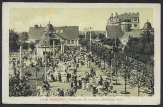 Poděbrady. Lázně poděbrady. Promenáda při koncertu v lázeňském parku.