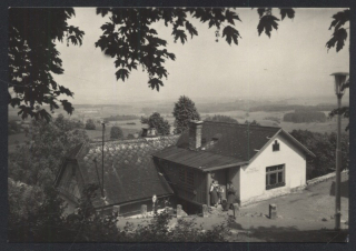 Lipnice nad Sázavou, pohled od hradu na památník Jaroslava Haška