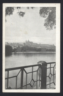 Praha. Panorama Hradčan z Františkova nábřeží