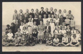 Stará Ďala. Třídní fotografie. Štátna ľudová škola, 3. trieda
