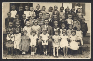 Stará Ďala. Třídní fotografie. Štátna ľudová škola, 1. trieda