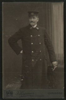 Portrét muže v drážní uniformě