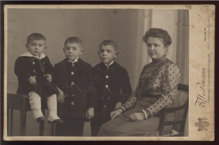 Rodinná fotografie (matka s dětmi)