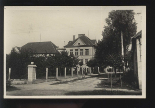 Milovice. Škola.