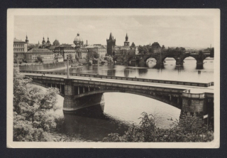 Praha. Pohled na Vltavu. Mosty