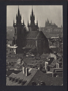 Praha. Pohled na Týnský chrám z Prašné brány. V pozadí Pražský hrad