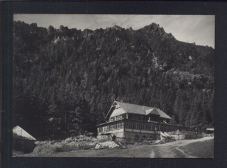 Vysoké Tatry. Chata Kamzík. V pozadí masív Slavkovského štítu