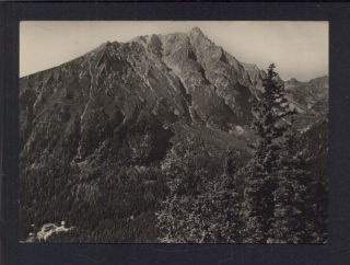 Vysoké Tatry. Pohľad z magistrály na chatu Kamzík. Slavkovský štít. Divá veža. Svišťový štít