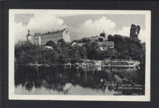 Říčany. Kostel, škola a zřícenina hradu