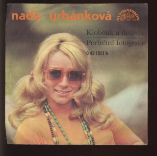 Naďa Urbánková - Klobouk a deštník / Portrétní fotografie