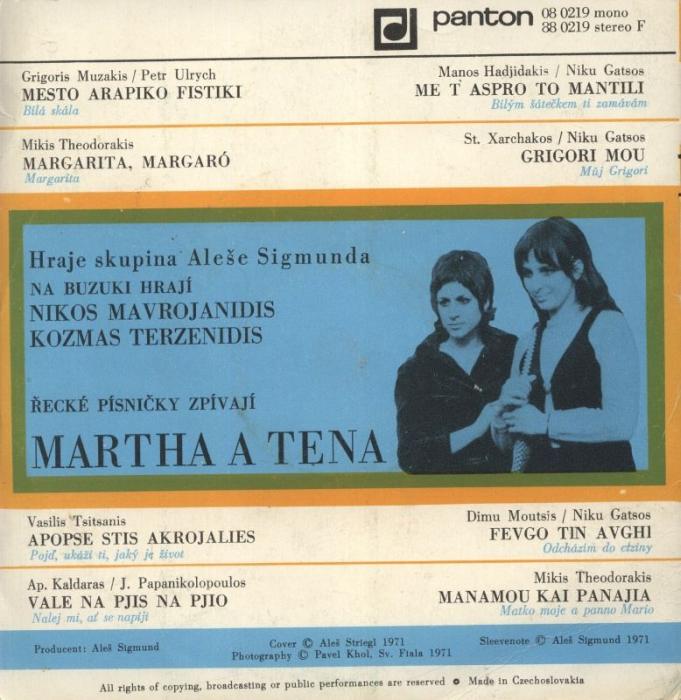 Martha a Tena zpívají řecké písničky